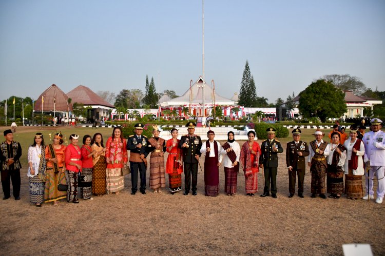 Kapolda NTT Hadiri Upacara Penurunan Bendera Merah Putih di Alun-Alun Rumah Jabatan Gubernur NTT