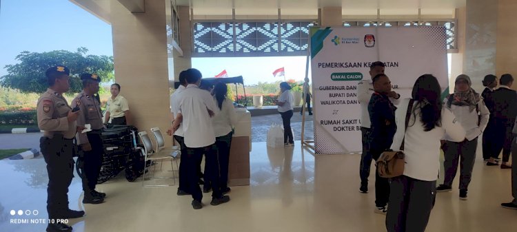 Personel Ops Mantap Praja Turangga 2024 Amankan Pemeriksaan Kesehatan Calon Kepala Daerah di RSUP dr. Ben Mboi Kupang