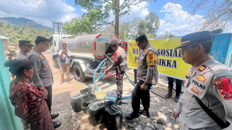 Polres Sikka Distribusikan 20.000 Liter Air Bersih kepada Warga Dusun Watu Huhur yang Alami Krisis Air