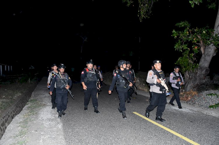 Polres Flores Timur dan Satbrimob Polda NTT Gelar Patroli Jalan Kaki di Desa Bogalima, Adonara Barat