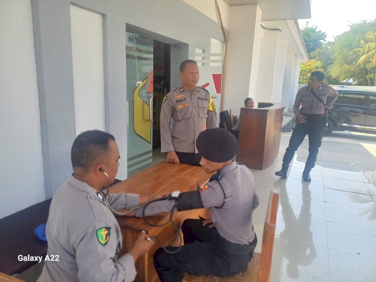 Subsatgas Dokkes Beri Pelayanan Kesehatan kepada Personel Pengamanan di Kantor Bawaslu Provinsi NTT