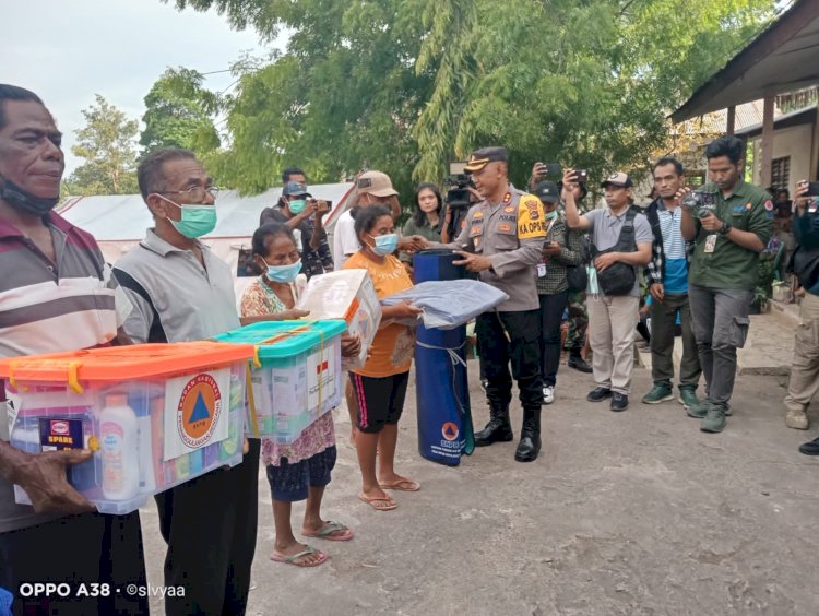 Dukung Korban Erupsi Gunung Lewotobi, Polda NTT dan Relawan Salurkan Ratusan Paket Bantuan