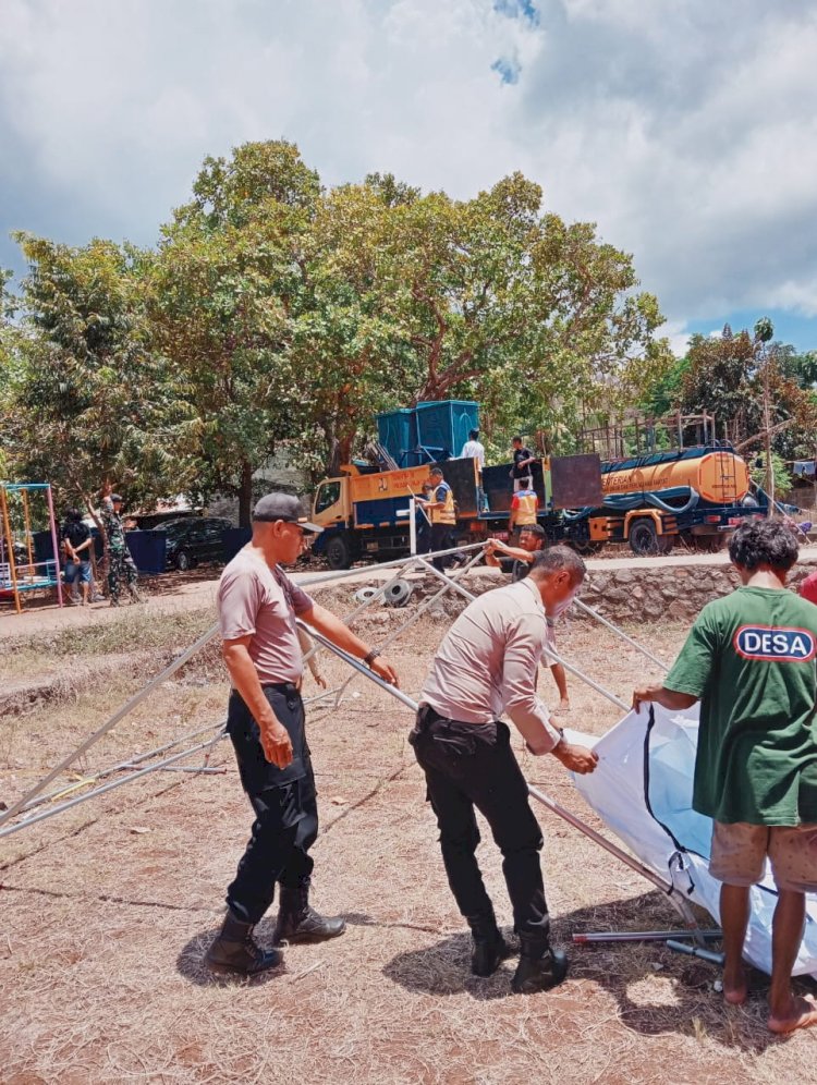 Polres Flores Timur Bantu Dirikan Tenda dan Siapkan Makanan untuk Pengungsi Erupsi Gunung Lewotobi