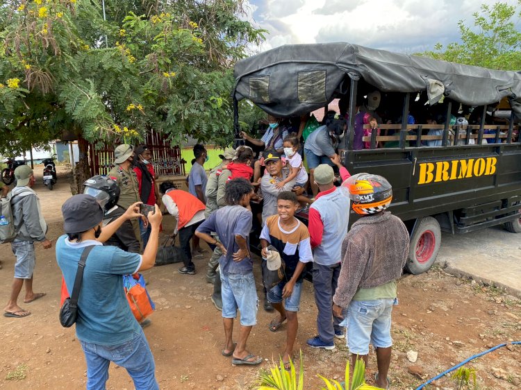 Sigap Hadapi Erupsi, Tim Gabungan Polda NTT Evakuasi Warga dari Daerah Terdampak Lewotobi