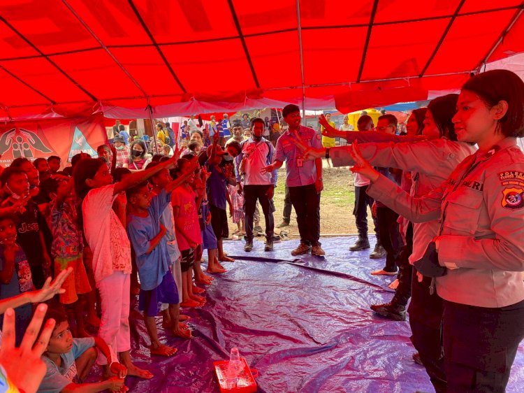 Anak-Anak Pengungsi di Posko Konga Bergembira dengan Trauma Healing dari Polwan Polres Flotim