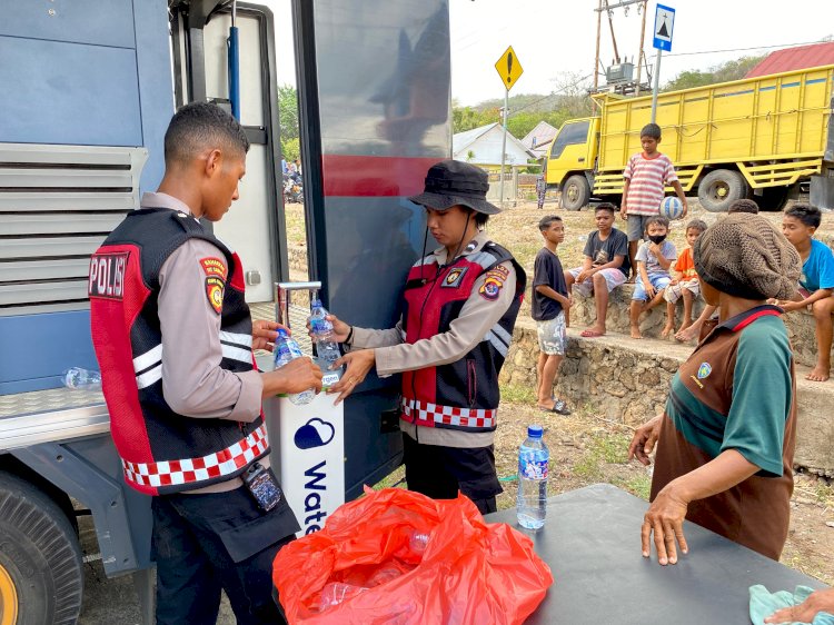 Personel BKO Polda NTT Berikan Bantuan Air Bersih dan Makanan Siap Saji untuk Pengungsi Erupsi Gunung Lewotobi