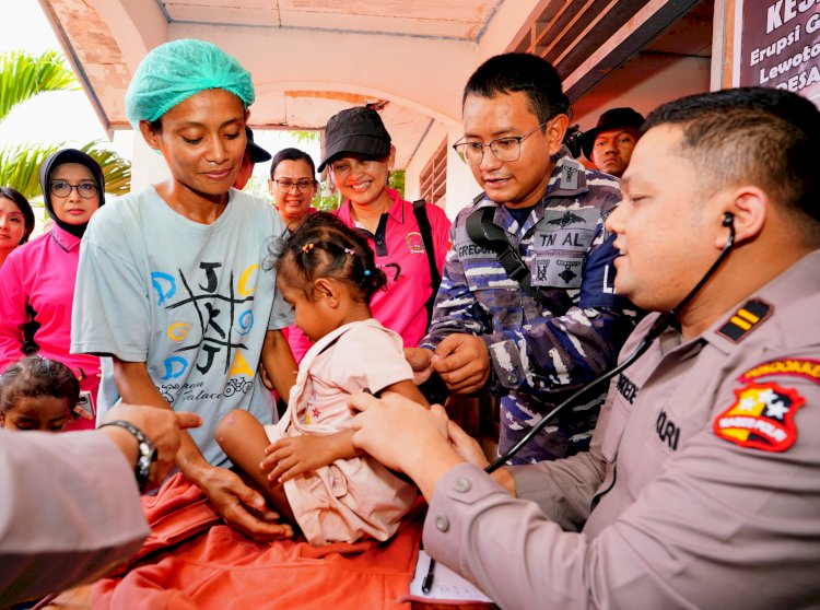 Ketua Umum Bhayangkari Tinjau Posko Kesehatan Polri di Posko Pengungsian Kobasoma