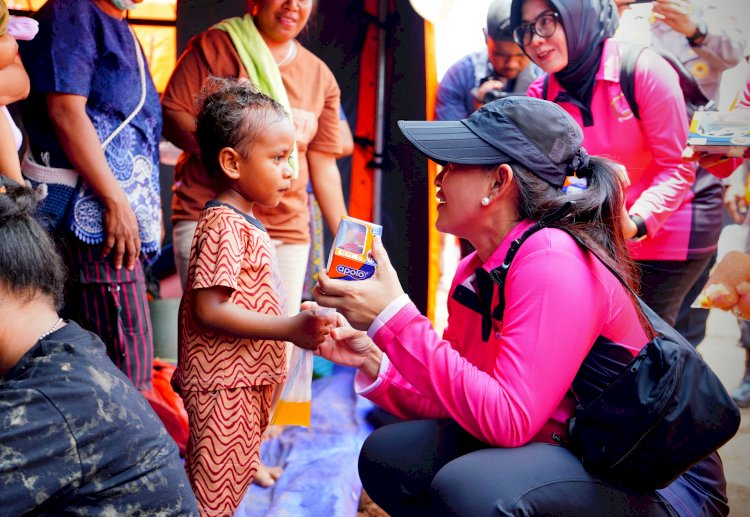 Ketum Bhayangkari Bawa Senyum dan Hadiah untuk Anak-Anak Pengungsi di Flores Timur