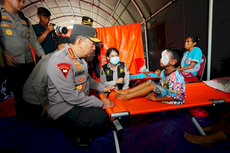 Kapolri Jenderal Listyo Sigit Prabowo Tinjau Posko Pengungsian Erupsi Gunung Lewotobi di NTT, Berikan Bantuan dan Semangat kepada Korban