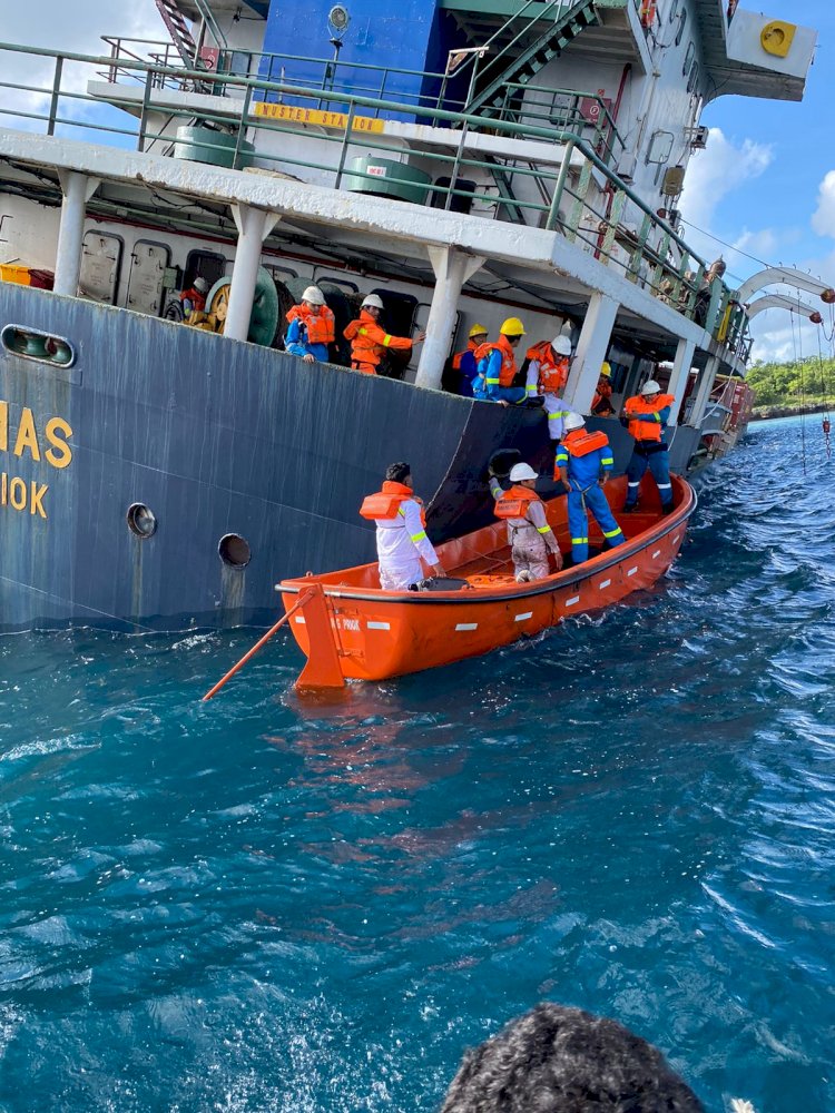 Personel Ditpolairud Polda NTT Berhasil Evakuasi Kapal Kargo MV Kuala Mas di Perairan Desa Bolok