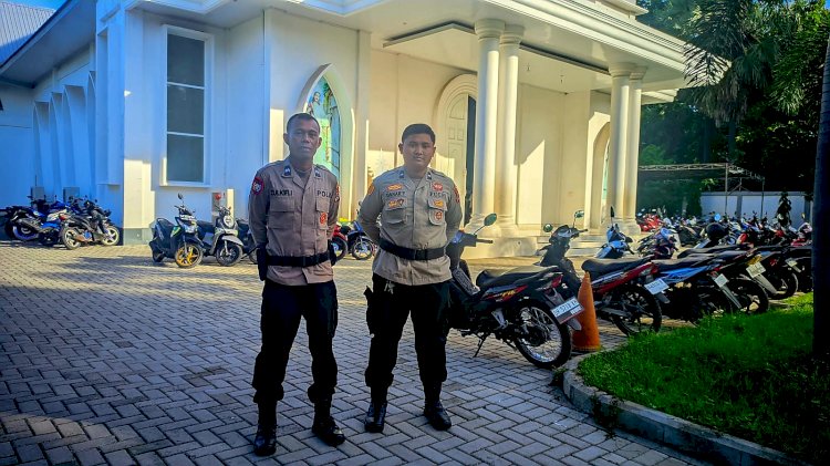 Pastikan Berjalan Aman dan Lancar, Personel Subsatgas Binmas Jaga Ketat Ibadah Perjamuan Kudus