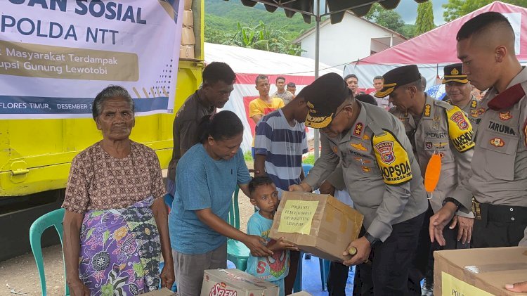 Kapolda NTT Kunjungi Posko Konga, Serahkan Bantuan Sosial untuk Korban Erupsi Gunung Lewotobi