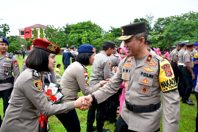 Wakapolda NTT Pimpin Upacara Kenaikan Pangkat 830 Personel Polri dan ASN