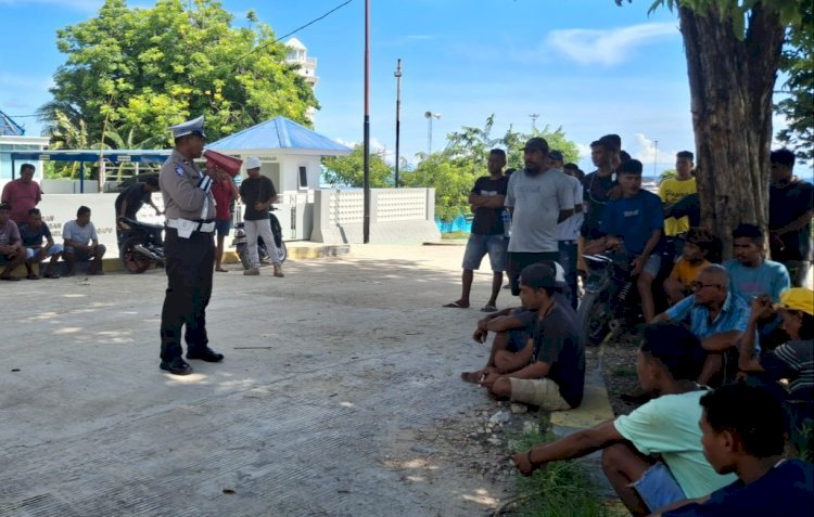 Polres Sumba Timur Edukasi Sopir Dum Truck Demi Keselamatan Lalu Lintas