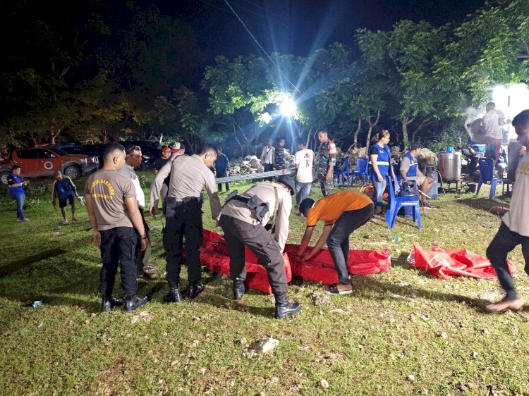 Personel Ditsamapta Polda NTT bersama warga mengevakuasi salah satu perahu milik warga