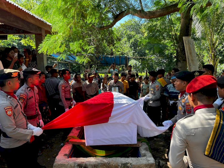 Penghormatan Terakhir Terhadap Alm Purn. Aipda Thimutius Betty, Wakapolres SBD Pimpin Upacara Pemakaman