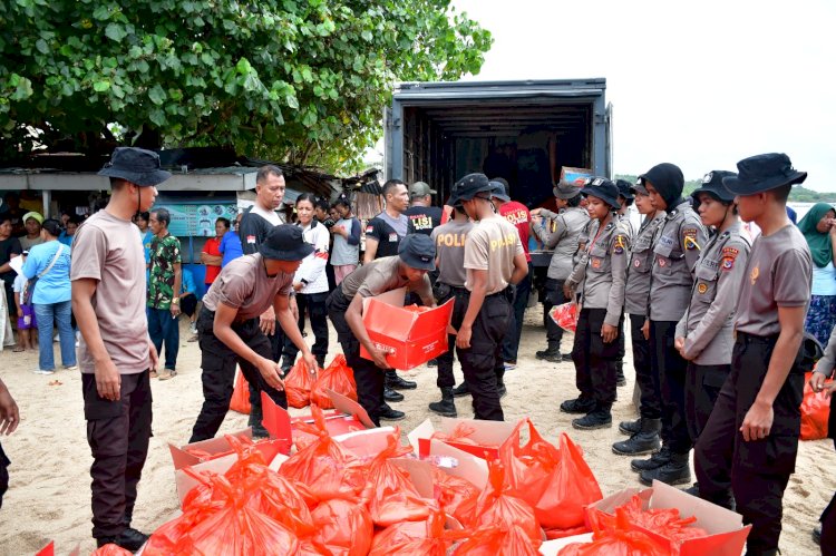 Baja 52 Ditsamapta Polda NTT Gelar Bakti Sosial untuk Korban Banjir Rob di Tablolong