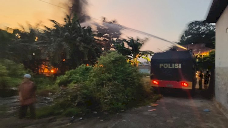 Polres Alor Bantu Padamkan Kebakaran Rumah di Wetabua, Kerugian Capai Ratusan Juta