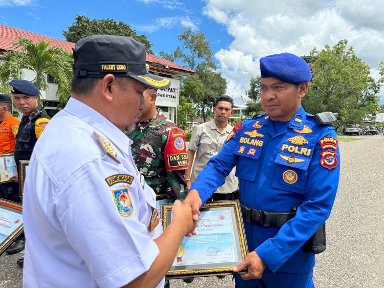 Delapan Personel Ditpolairud Polda NTT Terima Penghargaan dari Bupati TTU atas Aksi Evakuasi Korban Tenggelamnya Kapal
