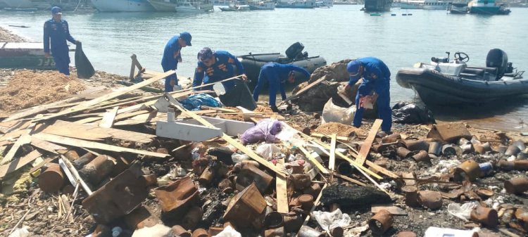 Polisi dan Warga Bersihkan 400 Kg Sampah di Pantai Pulau Monyet, Labuan Bajo