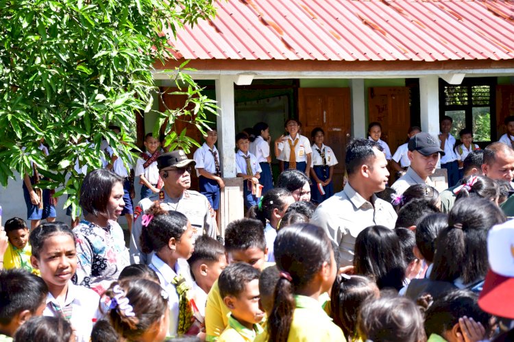 Kapolda NTT Dampingi Kunjungan Wapres Gibran di SD Inpres Kaniti, Serahkan Bantuan untuk Siswa