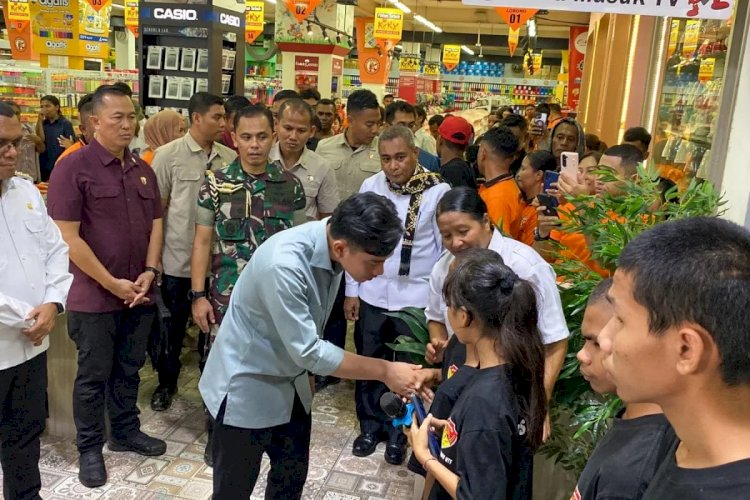 Wapres Gibran Berbagi Kasih dengan Anak Panti Asuhan di Kota Kupang, Belikan Langsung Perlengkapan Sekolah