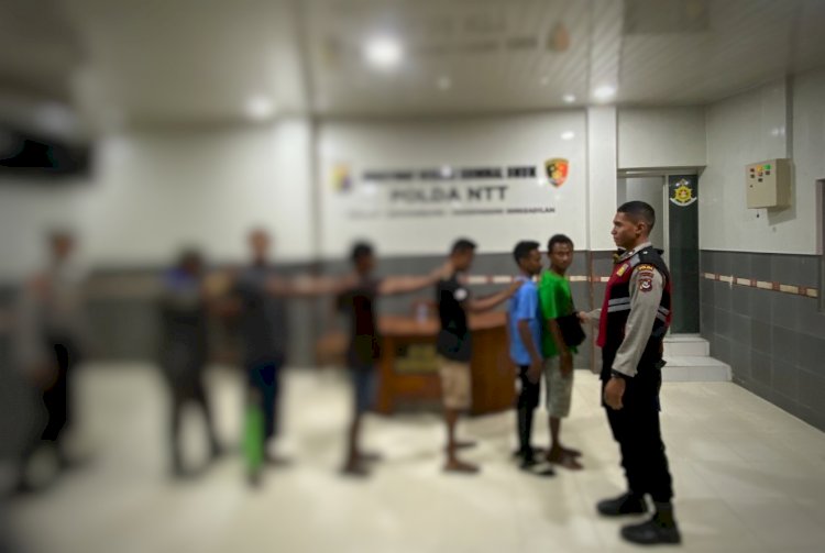 Kumpul Sambil Tenggak Miras di Pinggir Jalan, Enam Pria Diamankan Polisi di Alak