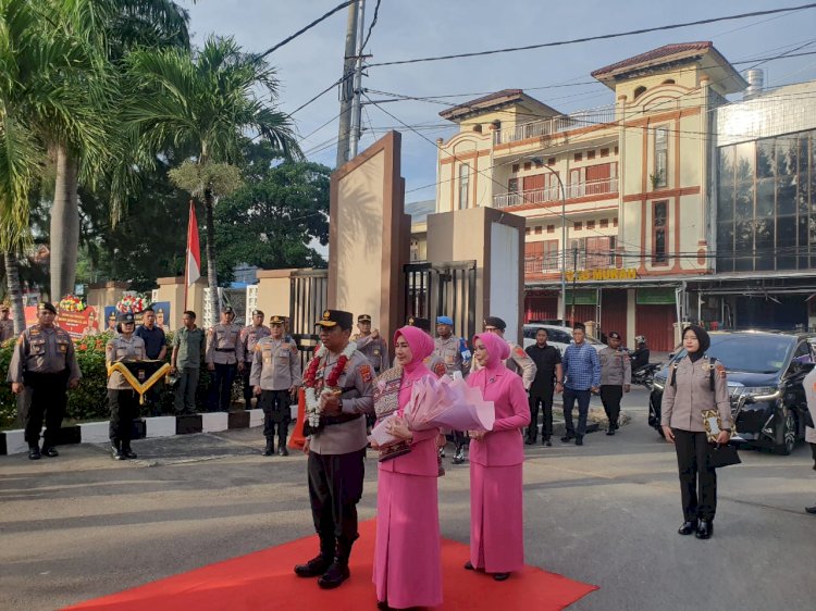 Tradisi Adat dan Kehormatan Iringi Kedatangan Kapolda NTT yang Baru di Mapolda NTT