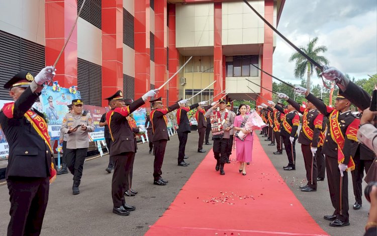 Penuh Haru, Irjen Pol Daniel Tahi Monang Silitonga Resmi Tinggalkan Polda NTT Lewat Tradisi Pedang Pora