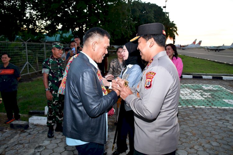 Kapolda NTT Lepas Keberangkatan Irjen Pol. Daniel T.M. Silitonga di Bandara El Tari Kupang