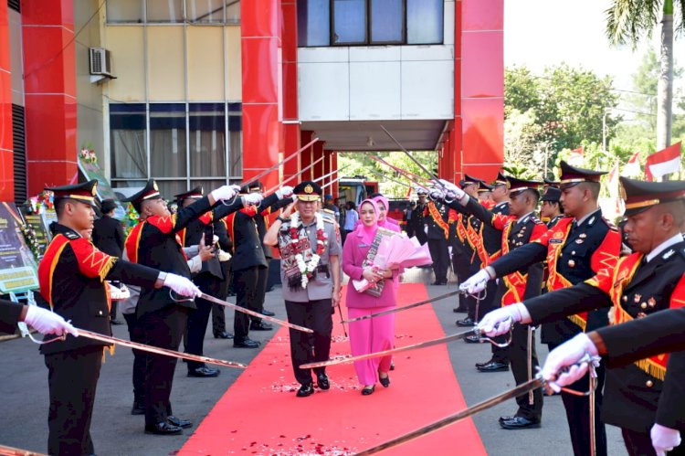 Brigjen Pol. Awi Setiyono Pamit dari NTT, Dilepas Haru Lewat Tradisi Pedang Pora