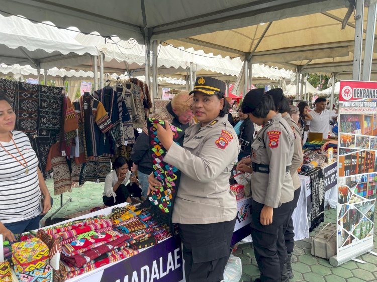 Polwan Polda NTT Dukung UMKM Lokal dalam Pagelaran Budaya Bhayangkara dan Kupang Exotic Festival 2025