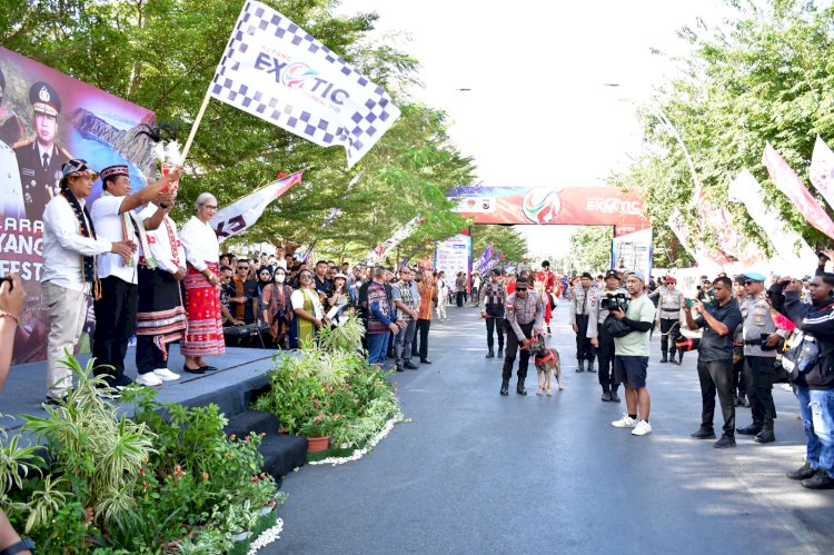 Kapolda NTT Lepas Karnaval Budaya Bhayangkara di Kupang Exotic Festival 2025