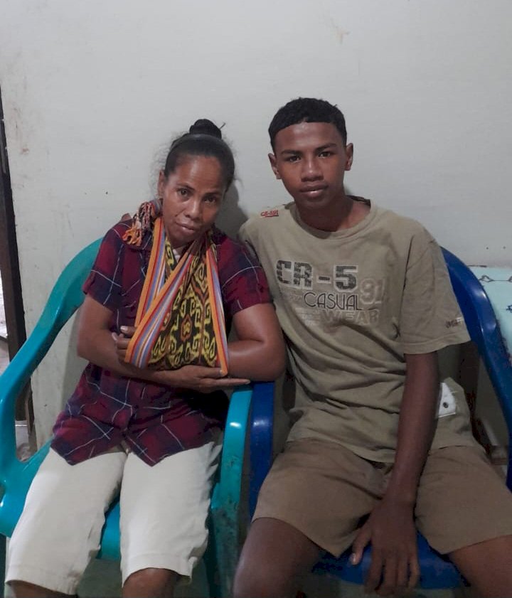 Julio bersama ibunya Elisabeth Dawang