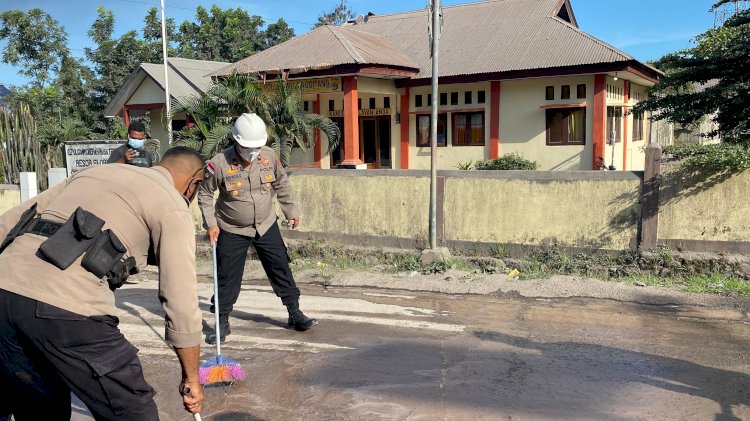 Waka Polres Flotim Turun Tangan Pimpin Pembersihan Jalan Tertutup Abu Vulkanik Erupsi Gunung Lewotobi Laki-laki