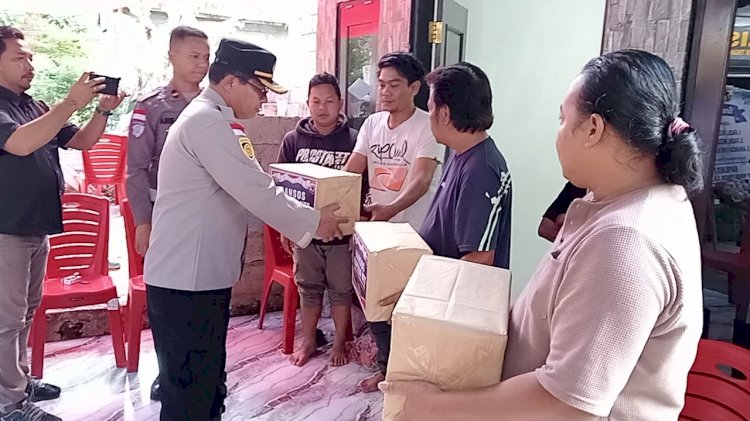 Polri untuk Masyarakat: Kapolda NTT Salurkan Bantuan Duka Melalui Polres TTS untuk Keluarga Korban Kebakaran Pasar Oinlasi