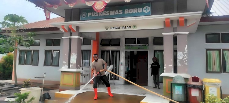 Polri untuk Masyarakat : Polsek Wulanggitang Bantu Bersihkan Abu Vulkanik di Puskesmas dan Rumah Warga Terdampak Erupsi Gunung Lewotobi