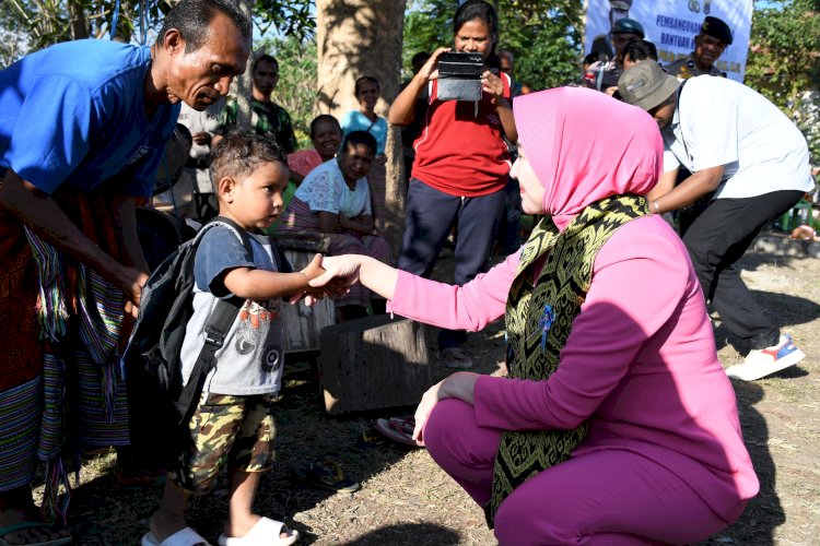 Ketulusan Bhayangkari untuk Anak Negeri: Hadiah Kasih dari Ny. Vily Rudi Darmoko di Noemuti