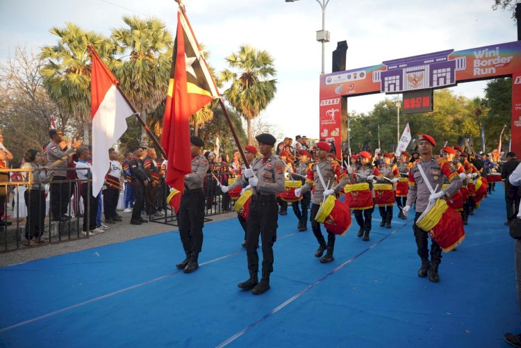 Dentuman Semangat dari Perbatasan: Drumband Polda NTT Iringi Pelepasan Wini Border Run 2025 dengan Membawa Bendera Indonesia dan Timor Leste