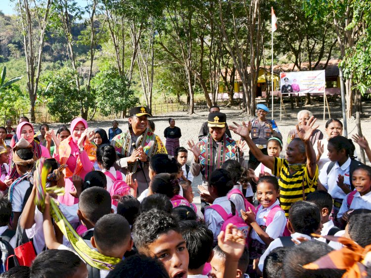 Anak-anak SD Negeri Neosmalelat Sambut Ceria Kehadiran Kapolda dan Ketua Bhayangkari Daerah NTT