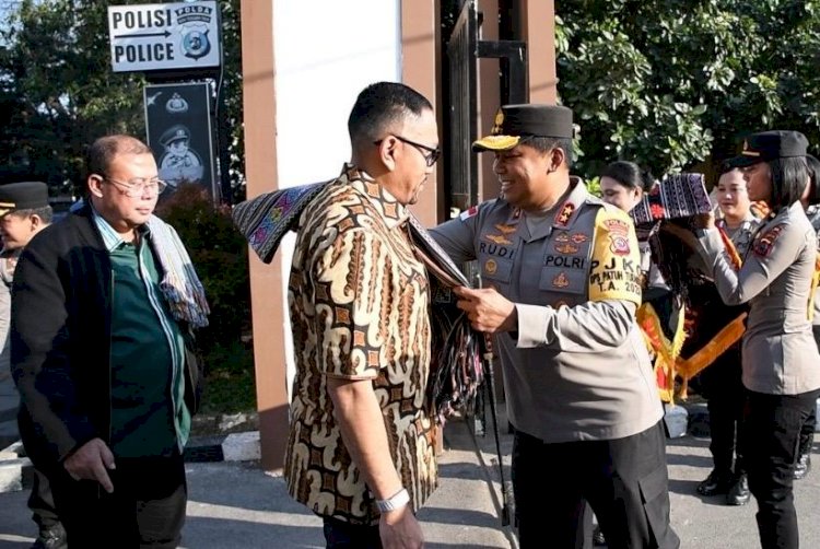 Kapolda NTT Sambut Hangat Kunjungan Komisi III DPR RI dengan Nuansa Budaya