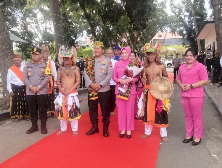 Disambut Adat Manggarai, Kapolda NTT Kunjungi Labuan Bajo Perkuat Sinergi dan Layanan Polri