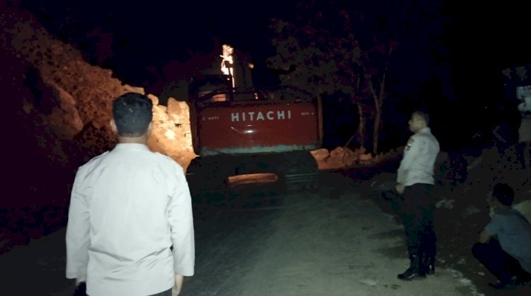 Polsek Wolowaru Sigap Tangani Longsor yang Lumpuhkan Jalan Trans Ende–Maumere