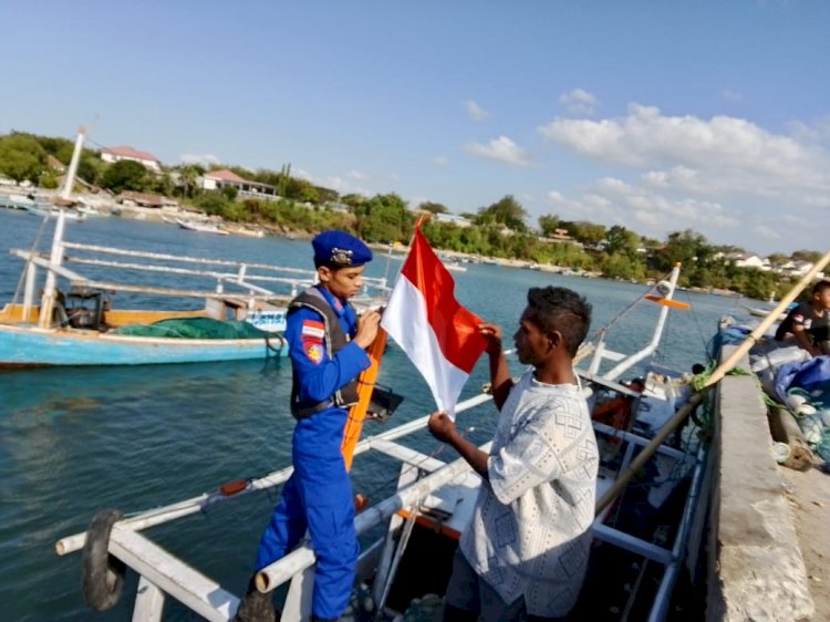 Merah Putih Berkibar di Laut: Polairud Polda NTT Ajak Nelayan Sumba Timur Rayakan Kemerdekaan