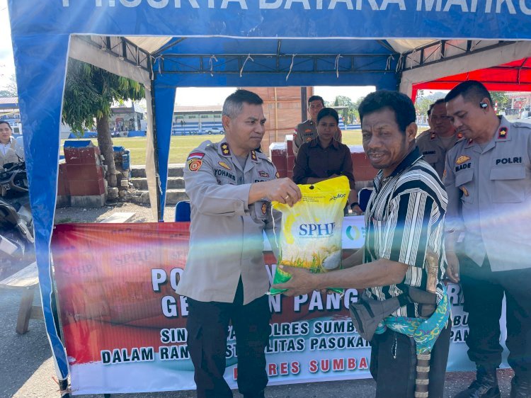 Polres Sumba Barat Gelar Gerakan Pangan Murah, Warga Antusias Borong Beras Terjangkau