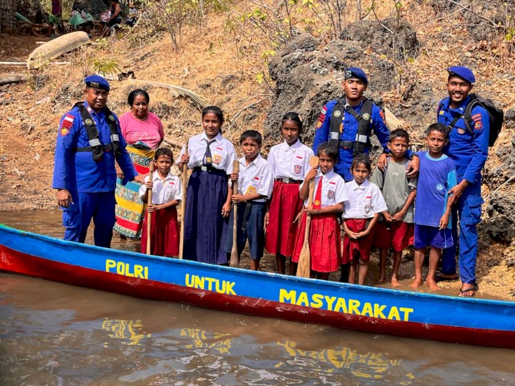 Polairud Polda NTT Serahkan Perahu Dayung untuk Anak-Anak Elenamon, Wujud Kepedulian terhadap Akses Pendidikan