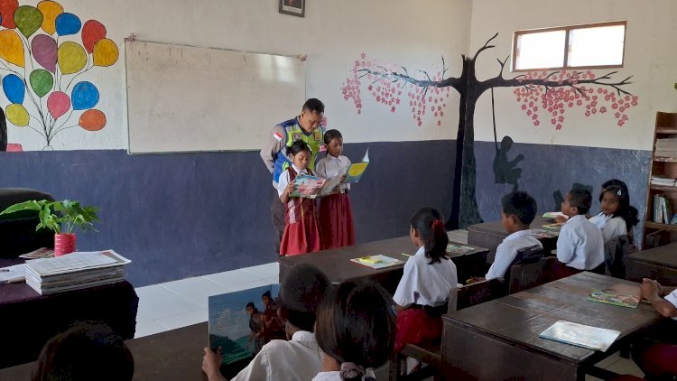 Buku untuk Masa Depan: Polisi di Sumba Barat Hadirkan Senyum Anak-Anak Lewat Bacaan