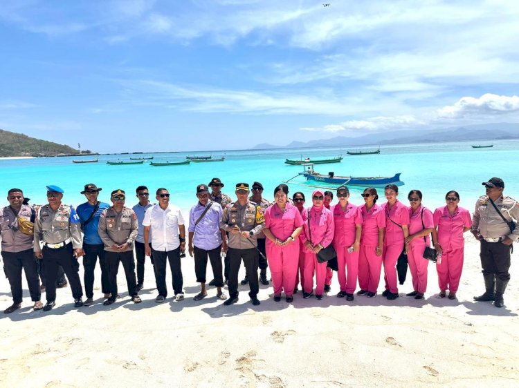 Kapolres Sumba Timur dan Ketua Bhayangkari Gelar Bhakti Kesehatan di Pulau Terluar