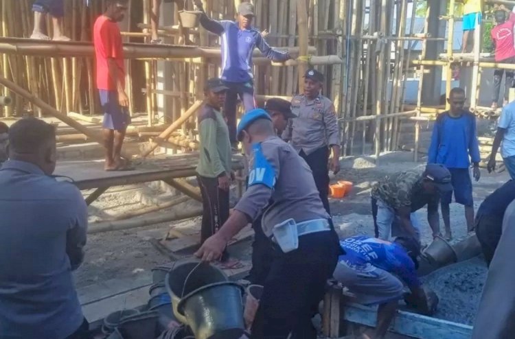 Polisi dan Warga Bergandeng Tangan Bangun Masjid di Desa Maubasa