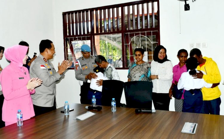 Kapolda NTT Beri Kejutan Haru, Pertemukan Dua Siswa SMR 19 dengan Orang Tua Mereka